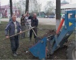 Первые массовые субботники по уборке города.
