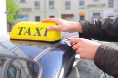             Госавтоинспекторы проводят рейды по выявлению нелегальных такси.