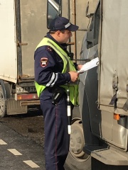 На автодорогах федерального и регионального значения Госавтоинспекцией проводятся профилактические мероприятия, направленные на выявление нарушений водителями грузовых транспортных средств.