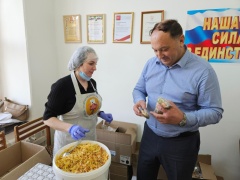 Глава района встретился с волонтёрами «Вкусная весточка на фронт».