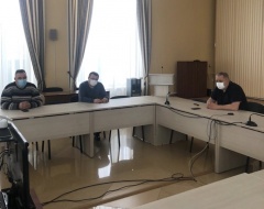 Алексей Комаров провел оперативное совещание