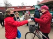 Волонтеры продолжают раздавать бесплатные маски жителям нашего района. 