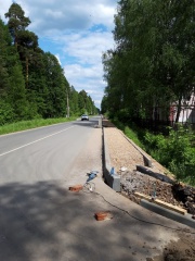 Глава района проверил ход работ по обустройству тротуара, идущего вдоль дороги по улице Спортивной