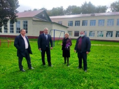 Сегодня Глава Гаврилов-Ямского района Алексей Комаров с рабочим визитом совместно с Главой администрации городского поселения Гаврилов-Ям Александром Тощигиным посетил Среднюю школу № 2 им. Д.В. Крылова⁣ 