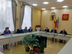 Сегодня Глава района Алексей Комаров провел совещание по вопросу оказания гуманитарной помощи жителям и беженцам из Луганской и Донецкой народных республик