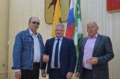 Андрей Забаев вручил удостоверения участникам группы Губернаторского контроля
