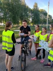 В дни летних каникул воспитанники отрядов юных инспекторов движения продолжают проведение профилактической работы с несовершеннолетними велосипедистами