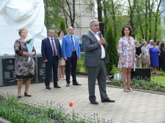 Глава района Алексей Комаров посетил среднюю школу №1, где поздравил выпускников с окончанием школы 