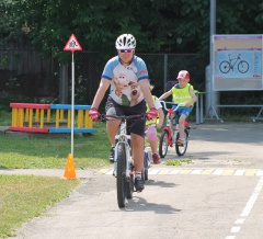          Юные велосипедисты «Солнечного города» повторяют правила дорожного движения.