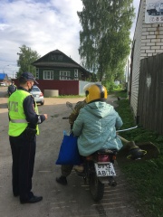 Инспекторы ГИБДД проводят профилактические мероприятия с водителями велосипедов,  скутеров, мопедов и мотоциклов