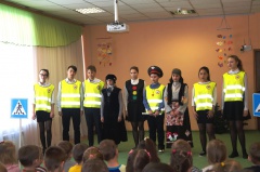 Ученики средней школы №1 ходили в гости! И не просто так, а с обучающим театром!