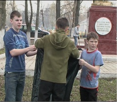 Первые массовые субботники по уборке города.