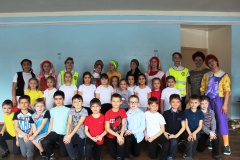 В школьных оздоровительных лагерях юные инспекторы движения напоминают детям правила безопасного участия в дорожном движении в каникулярное время