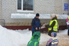 Госавтоинспекторы проводят профилактические мероприятия в детских поликлиниках.