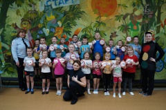             Вместе с инспектором ГИБДД дошкольники из детского сада «Ленок» повторяют Правила дорожного движения и готовятся стать кадетами по профилю Госавтоинспекции.