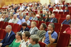 Сегодня в правительстве Ярославской области, в преддверии Дня строителя, Глава региона Михаил Евраев поздравил и наградил лучших работников отрасли