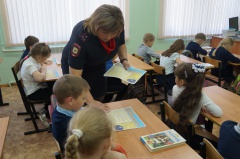 В преддверии летних каникул сотрудники Госавтоинспекции проводят уроки безопасности в образовательных учреждениях.