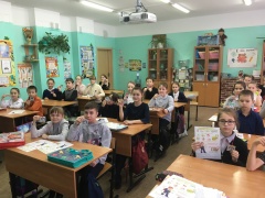 Школьники приняли участие в мастер-классе по изготовлению световозвращающих брелоков.