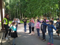 В школьных оздоровительных лагерях проходят профилактические мероприятия, нацеливающие школьников на безопасное поведение на проезжей части в последний месяц летних каникул