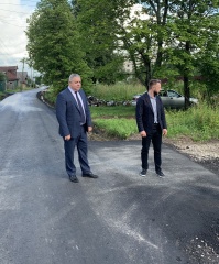 Глава района Алексей Комаров  проверил качество выполненных работ в рамках губернаторского проекта «Решаем вместе» и состояние улично-дорожной сети в Великосельском поселении.
