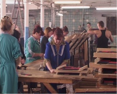 Вместо тканей – гуашь и пластилин. 