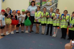 Подшефные Госавтоинспекции и дошкольники играют в КВН по Правилам дорожного движения.