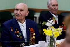 Ветераны принимают поздравления.