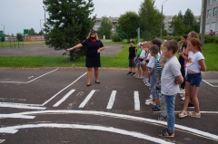 Сотрудники ГИБДД проводят профилактические занятия на школьных площадках по изучению Правил дорожного движения.
