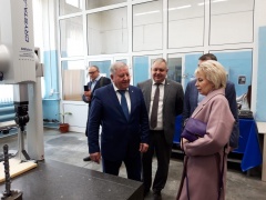 Глава района вместе с депутатом Ярославской областной Думы Ларисой Ушаковой посетил АО ГМЗ «Агат»