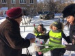Инспекторы ГИБДД и юные помощники из детского сада «Ленок» поздравили участниц дорожного движения с Днем 8 Марта. 