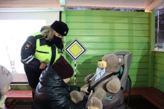           Водителям напомнили правила перевозки детей-пассажиров в салоне автомобиля.